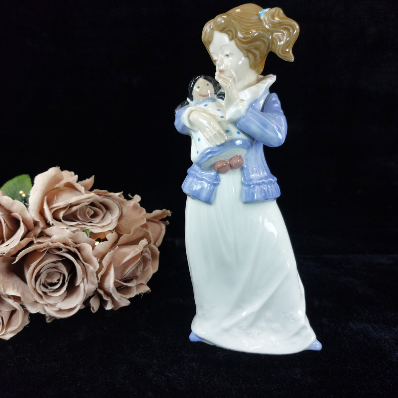 TENGRA Porcelain Figurine Girl with Doll bookcase (1970s) figure ornoment decor1
