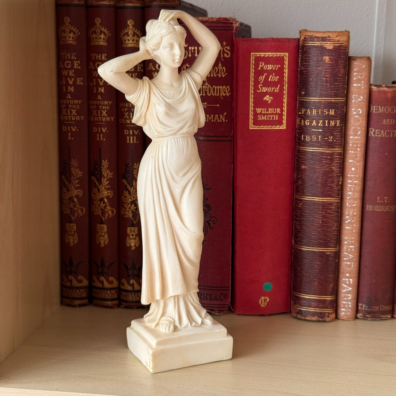 Classical Greek Style Female Figurine gift 22cm Resin Venus Ivory Look Sculpture1