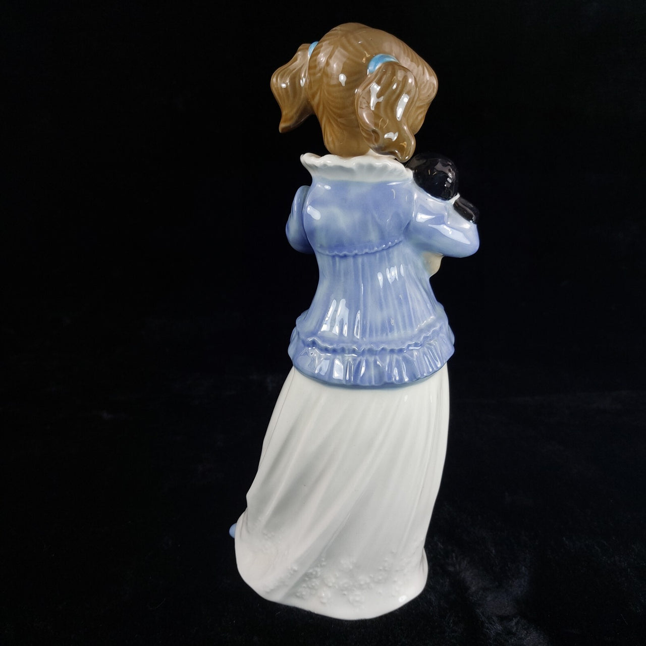 TENGRA Porcelain Figurine Girl with Doll bookcase (1970s) figure ornoment decor7