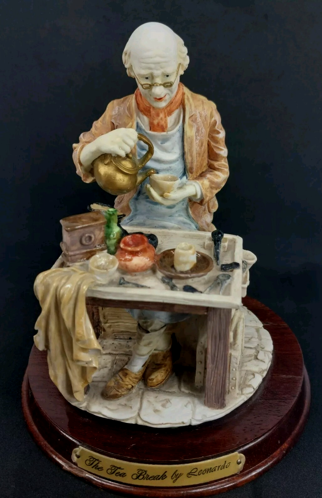 Leonardo Collection Figurine "The Tea Break" Porcelain Resin Presenting0