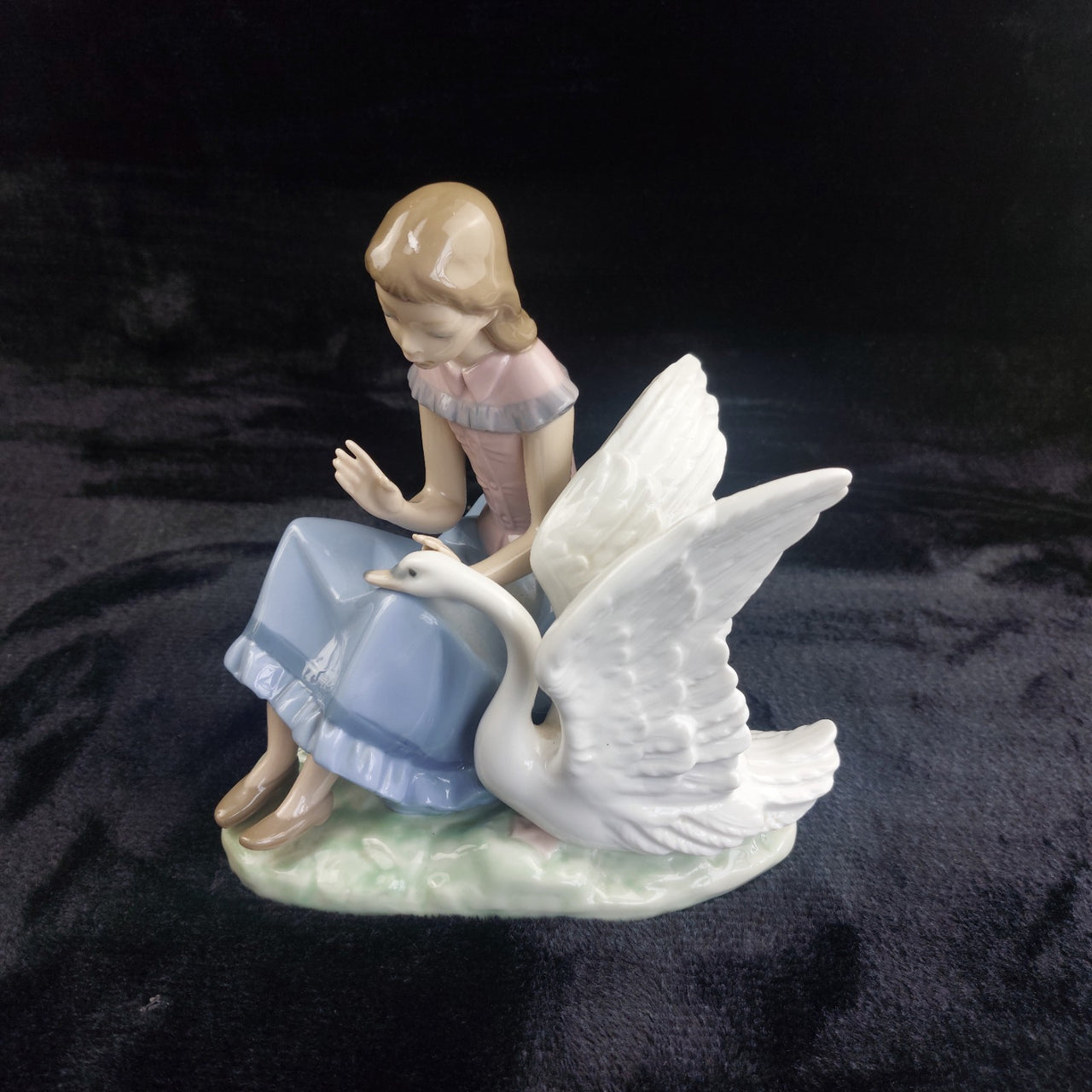 NAO Lladro Girl with Swan Figurine 1986 7.5" Tall Finish Glossy bookshelf decor10