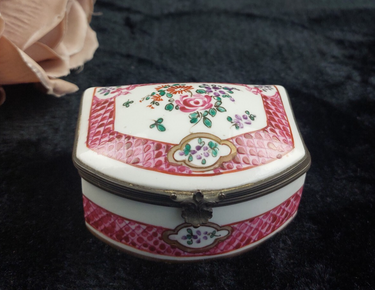Chinese Porcelain Trinket jewellery Box Floral Pink Lattice 3
