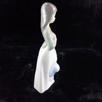 Thumbnail for Beautiful NAO by Lladró Figurine Girl with Flowers and Hat bookcase (1990) figur4