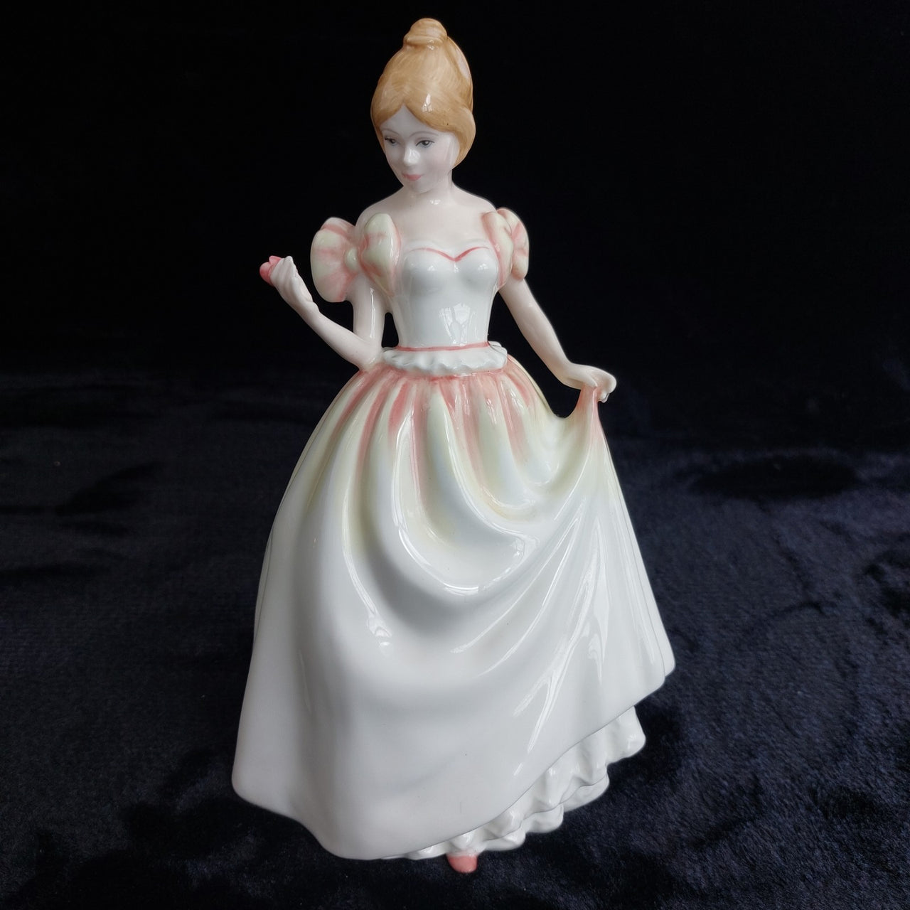 Royal Doulton Good Gift of Love Figurine decor 8.5in Pink White 491g 1993 Nada 1