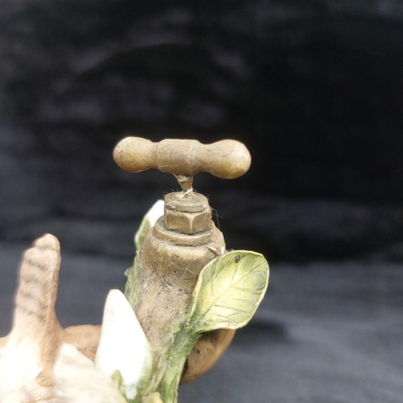 Border Arts Fine Wren On Garden Tap Hand Painted Bird Figurine see the pics.10