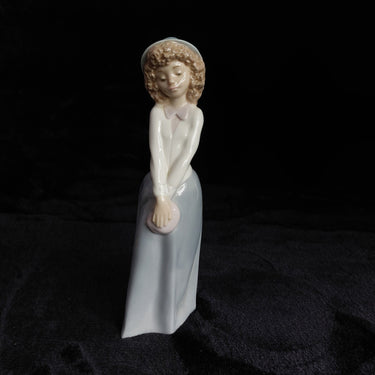 Nao by Lladro Porcelain Figurine DAISA Elegant Lady in Blue with Hat  decor1