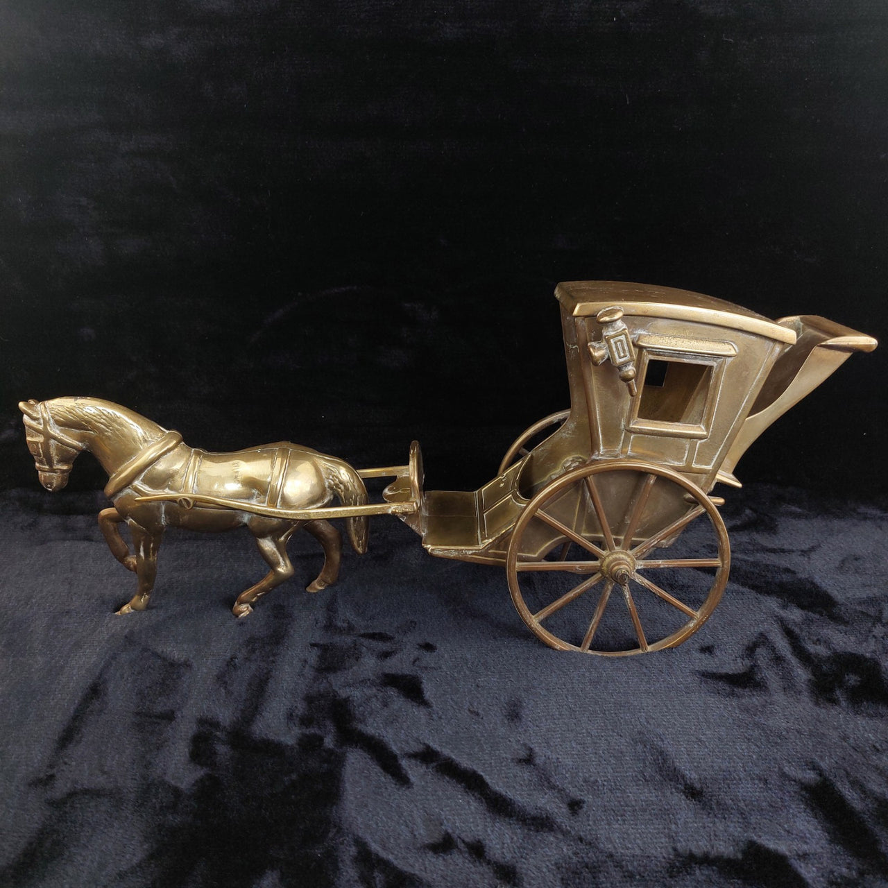 A large antique brass, Big horse with cab. 4.5 Kg Nicely sculpted and cast. gift18