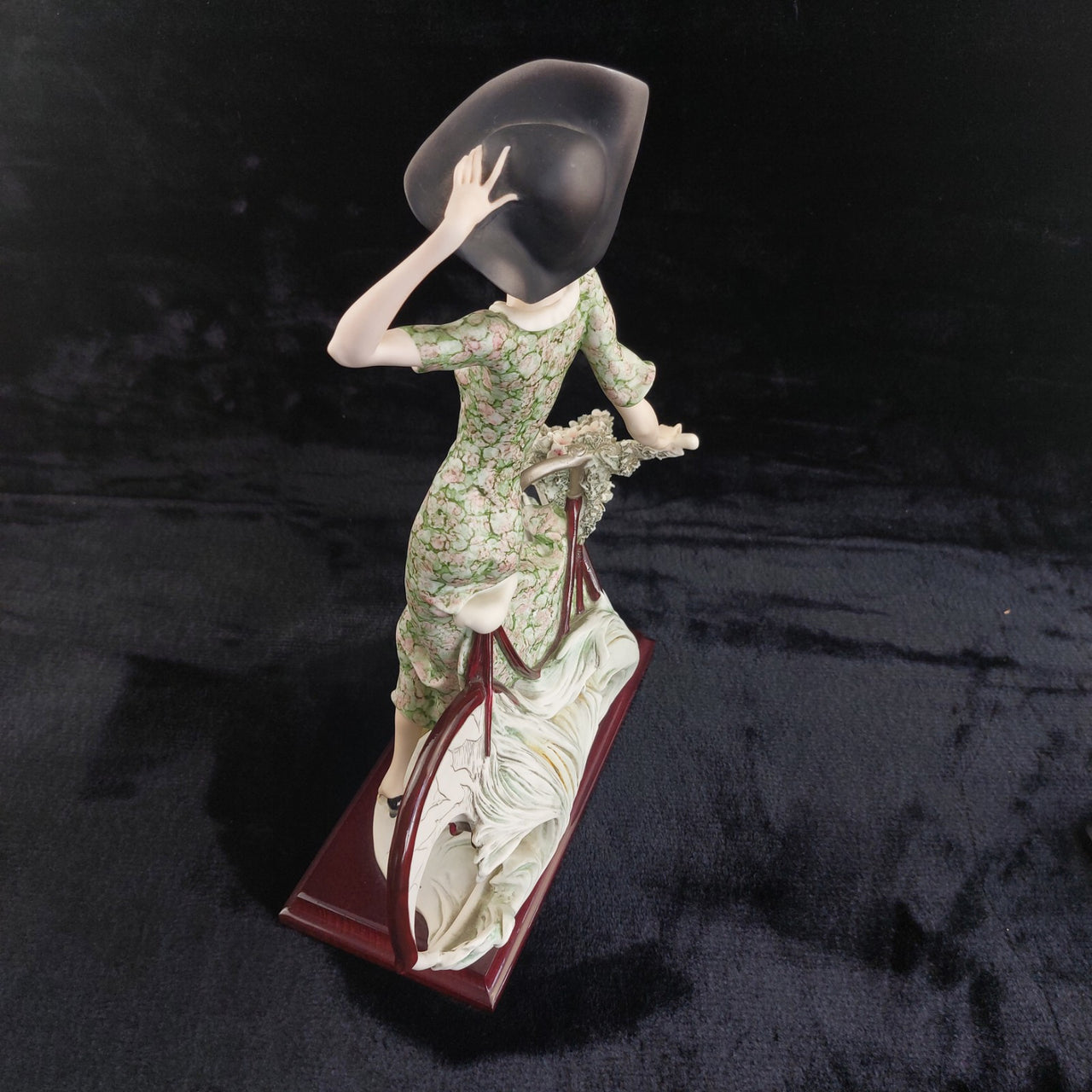Giuseppe Armani Florence “Bicycle  Spring” Rare lady Figurine 0539C Porcelain.11