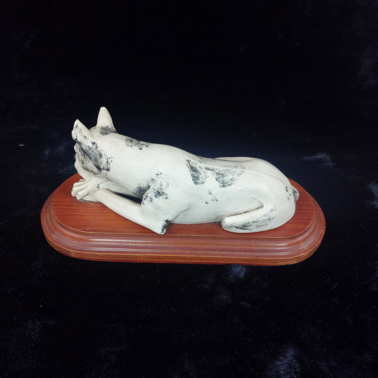 RARE Vintage White & Black Ceramic Figurine Dog   Husky Shepherd on Wooden Base6