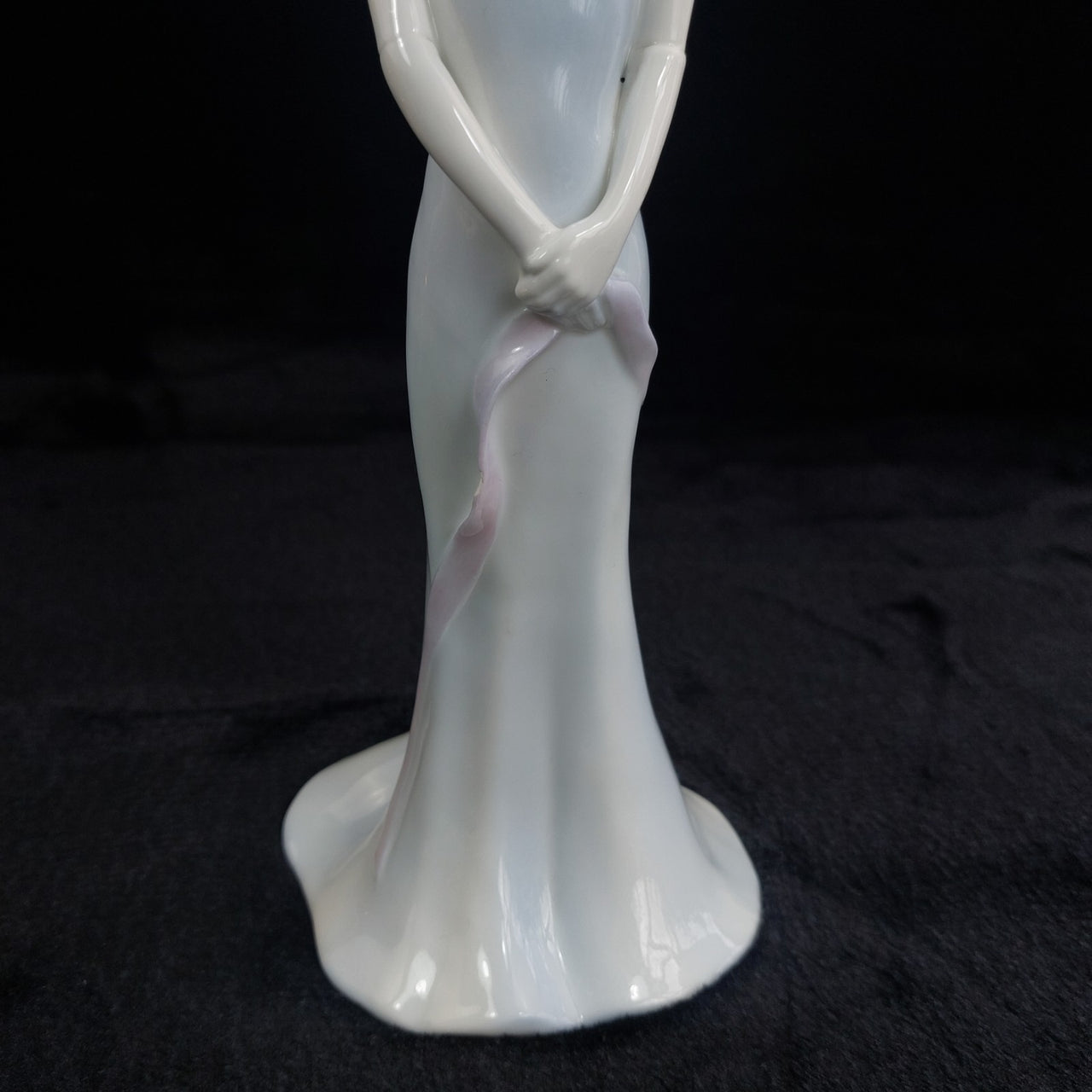 Coalport Silhouettes Susannah Figurine    – Small Chip  on skirt 19934