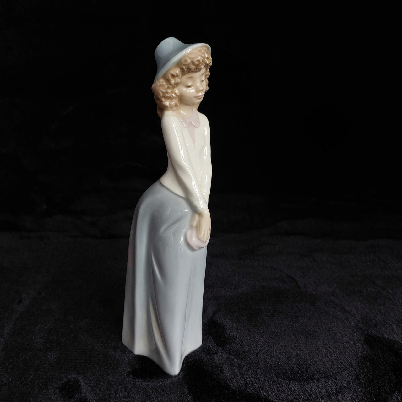 Nao by Lladro Porcelain Figurine DAISA Lady Elegant in Blue with Hat decor2