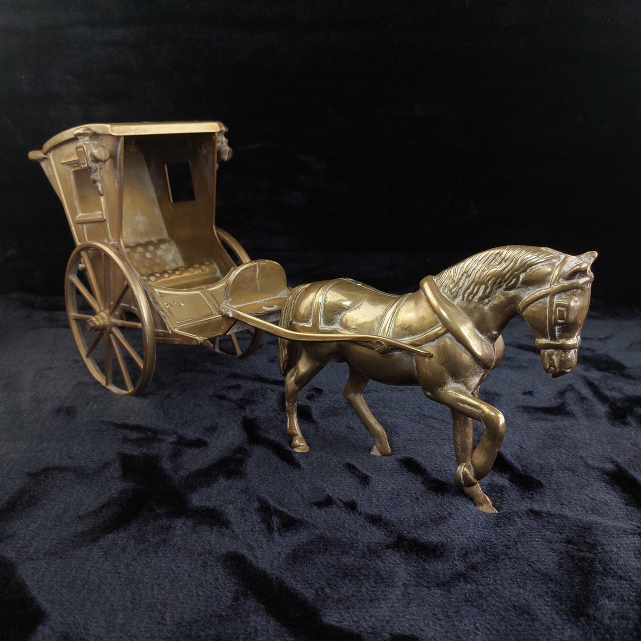 A large antique brass, Big horse with cab. 4.5 Kg Nicely sculpted and cast. gift14