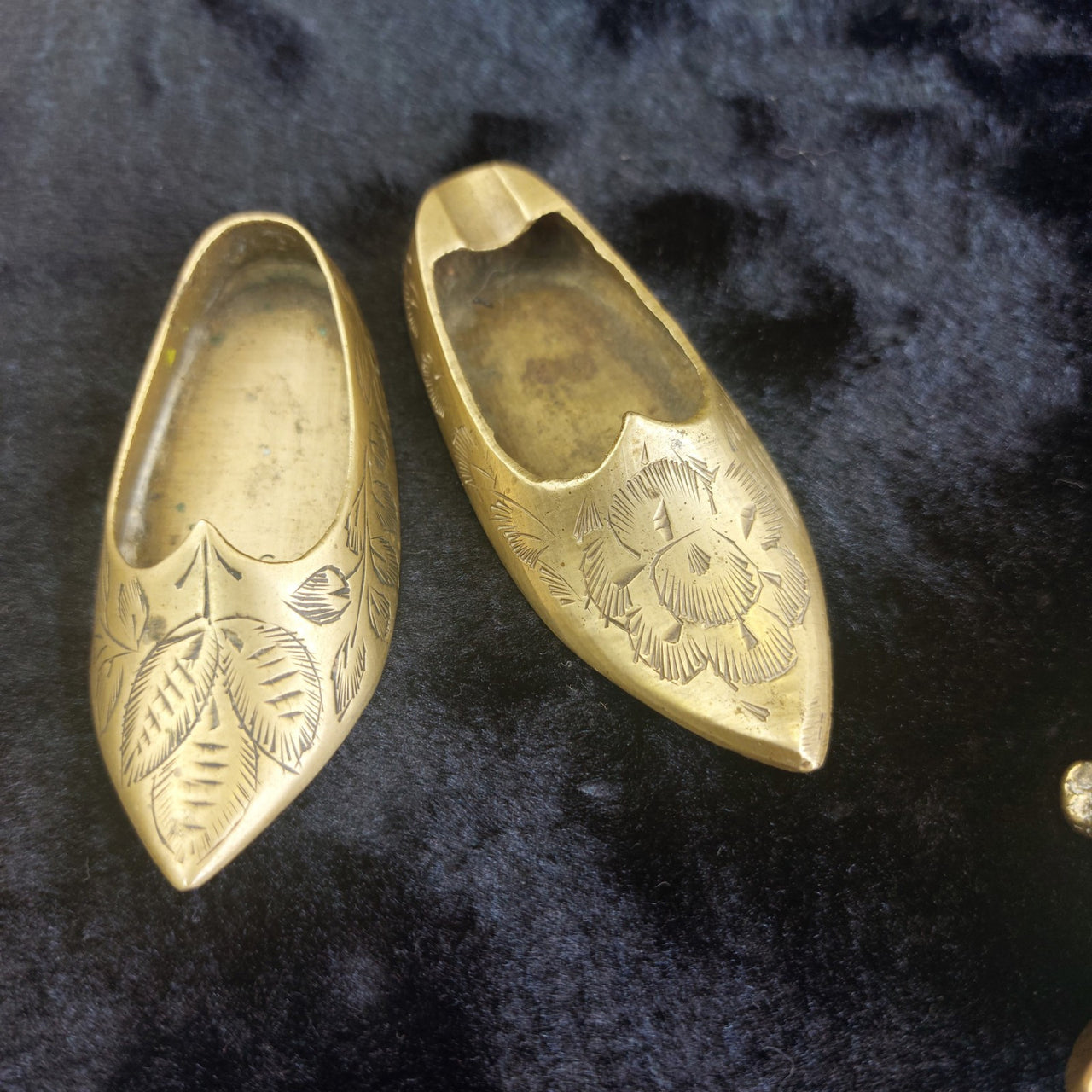 Vintage Brass Trinket & astray Set Hinged Turtle Box & Engraved Shoes3