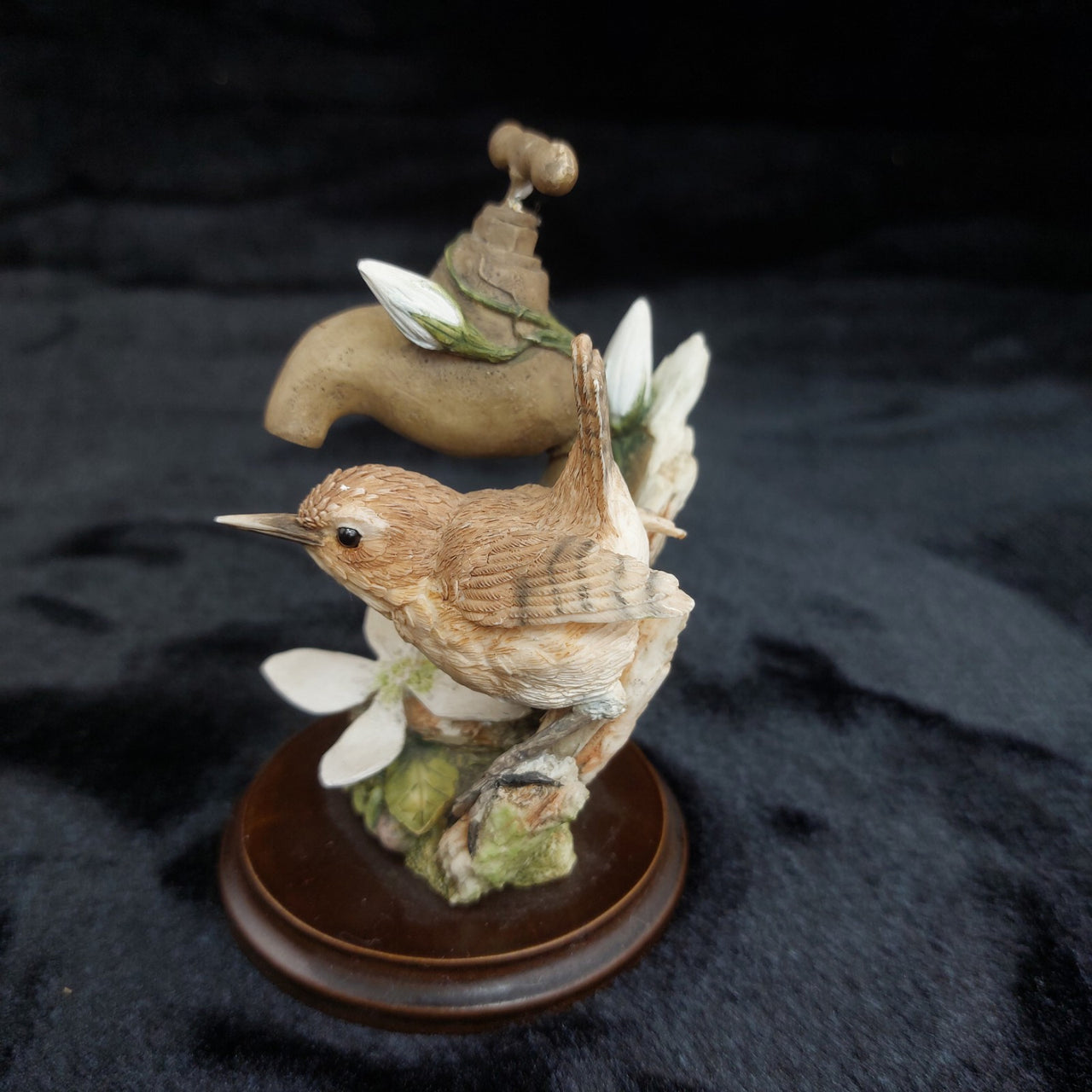 Border Arts Fine Wren On Garden Tap Hand Painted Bird Figurine see the pics.2