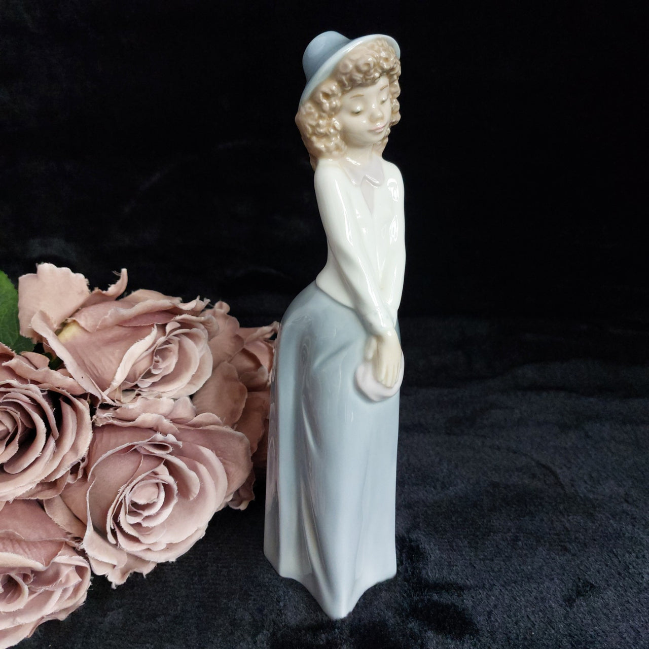 Nao by Lladro Porcelain Figurine DAISA Lady Elegant in Blue with Hat decor0