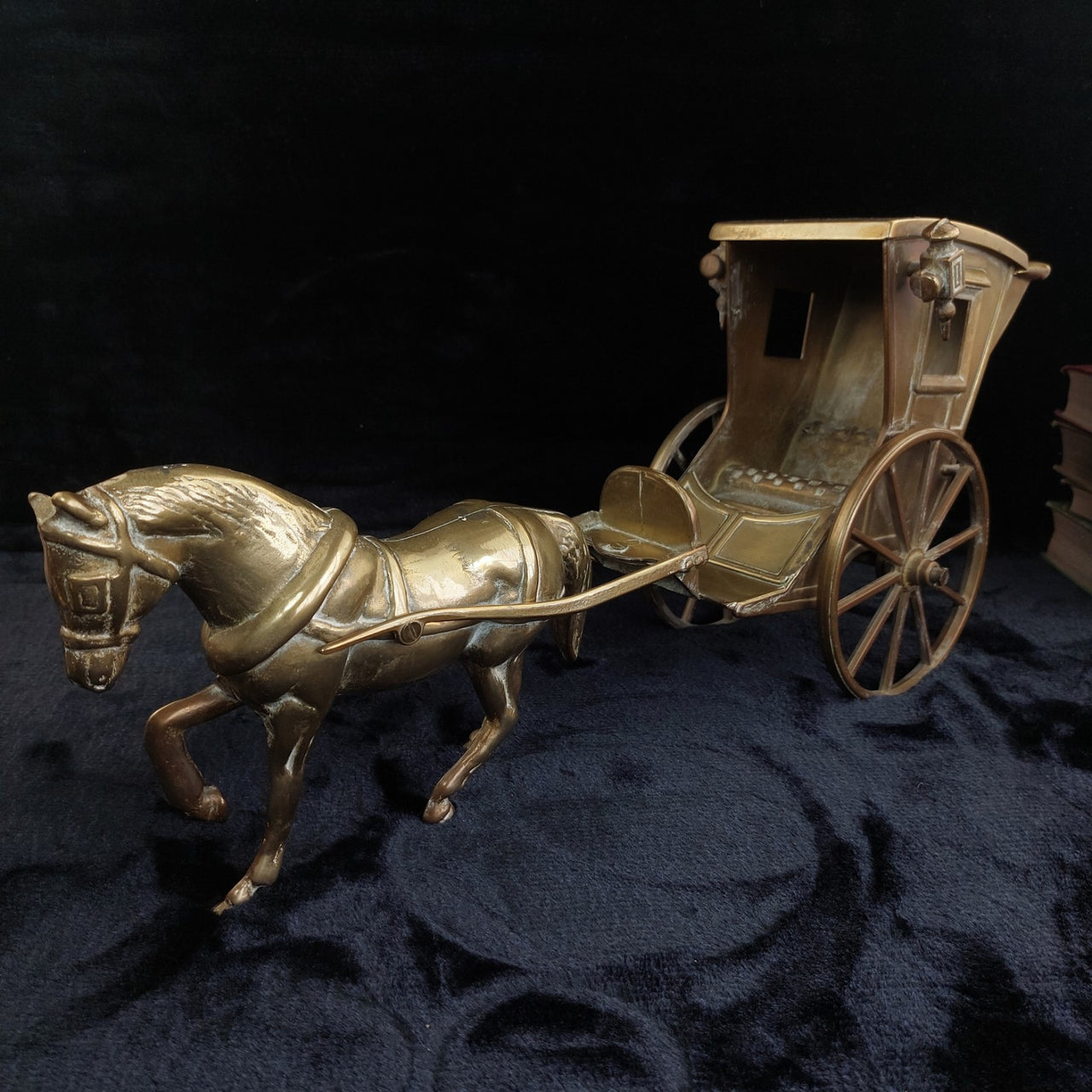 A large antique brass, Big horse with cab. 4.5 Kg Nicely sculpted and cast. gift1