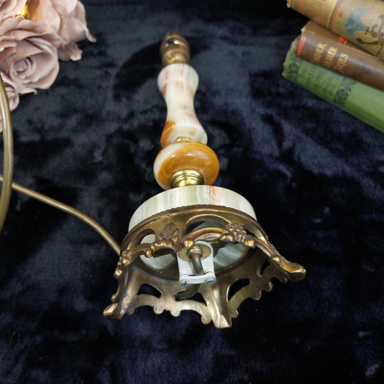 Vintage Onyx & Brass Table Lamp with Ornate Claw Foot Base Working Condition9